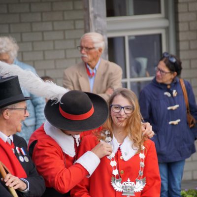 ketting wordt omgehangen